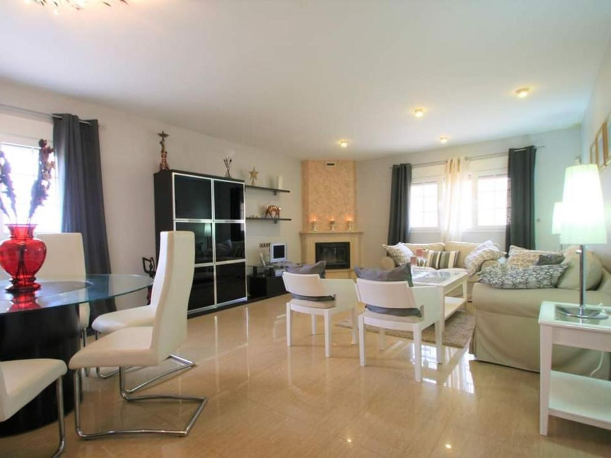 Belvilla By Oyo Villa Valerya Ibanez ภายนอก รูปภาพ